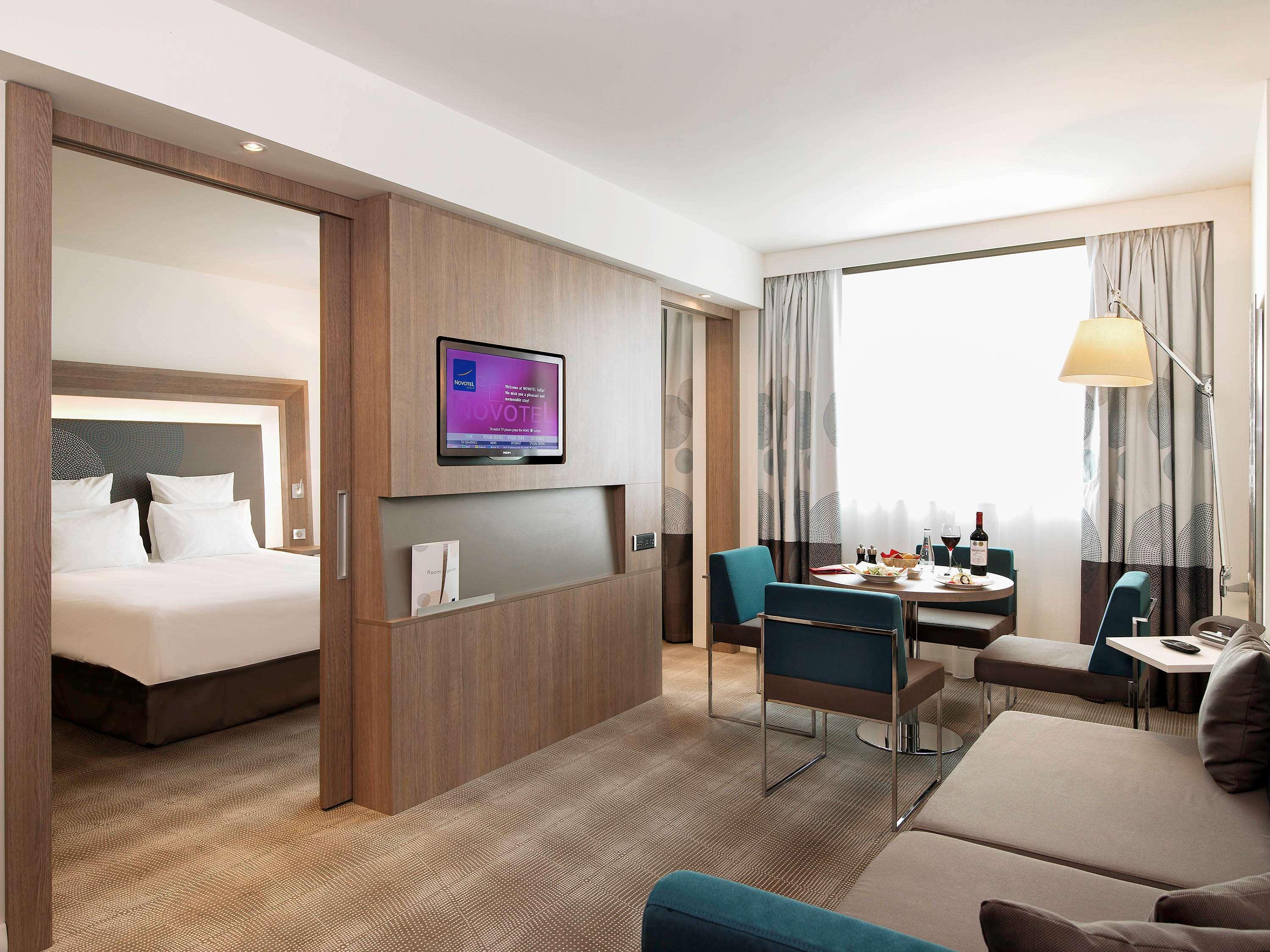 Novotel Fontainebleau Ury Exterior photo