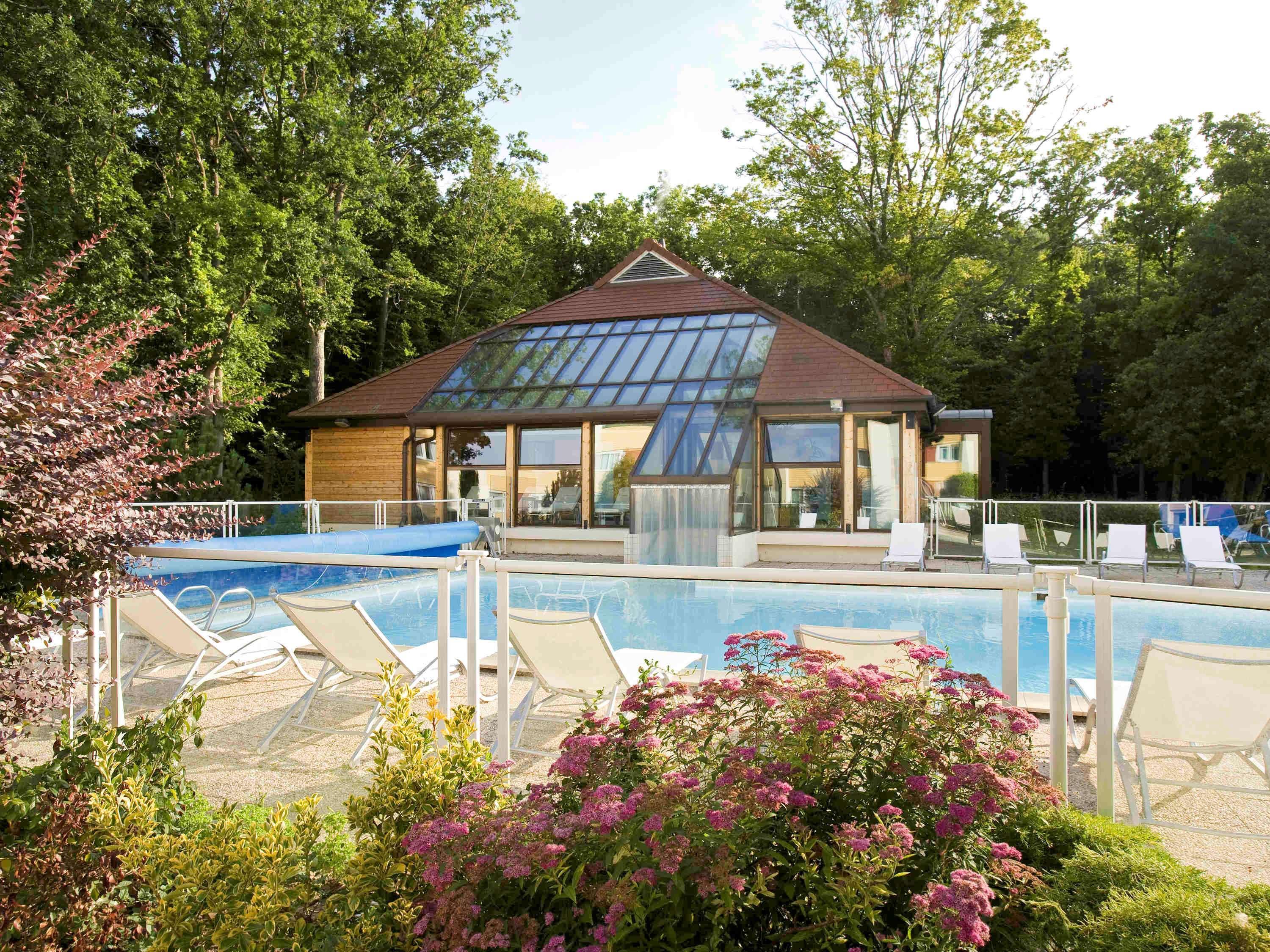 Novotel Fontainebleau Ury Exterior photo