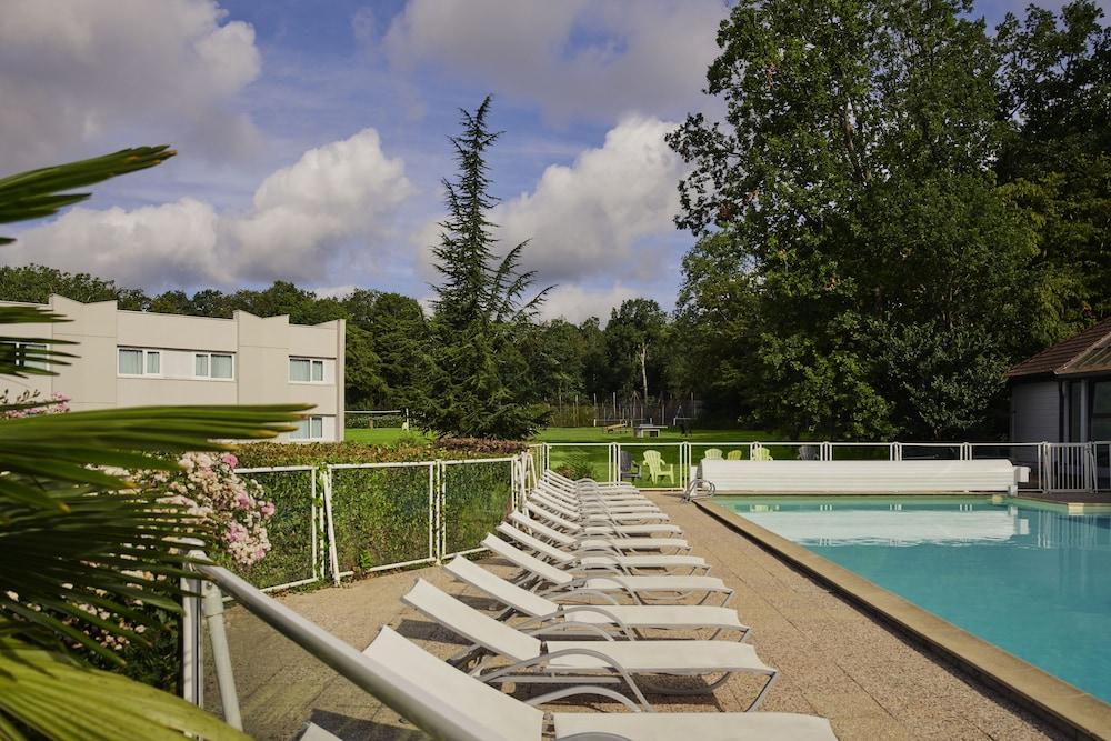 Novotel Fontainebleau Ury Exterior photo